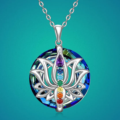 Colgante flor de loto con cristales de los 7 chakras, detalle de cerca